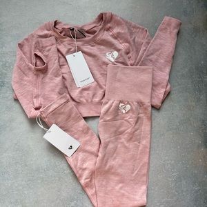 Women’s Best long sleeve crop top + matching leggings.